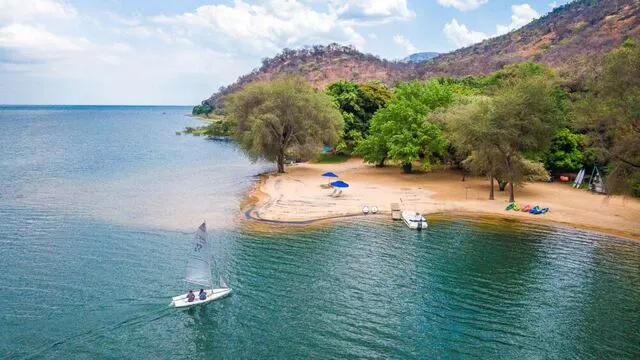 Malawi safari β The warm heart of Africa β Lake Malawi, friendly people & affordable adventure